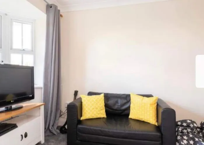 Beautiful Large Property, Sleeps 9 Walking Distance To The Sea , Beaches And Restaurants Fantastic Interior