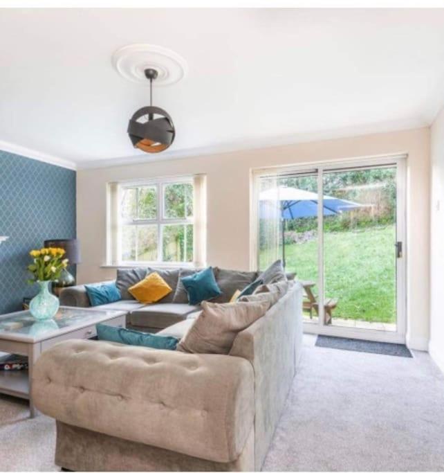 Beautiful Large Property, Sleeps 9 Walking Distance To The Sea , Beaches And Restaurants Fantastic Interior Holiday home *