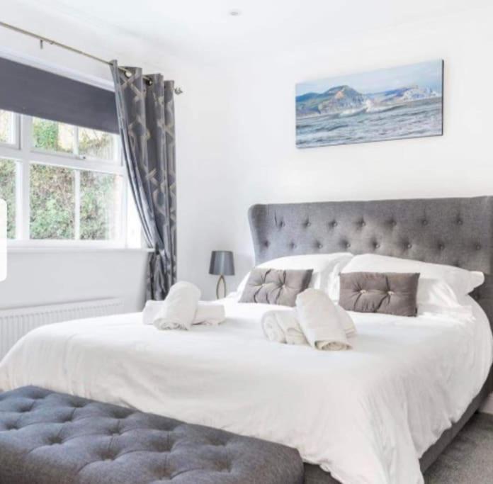 Beautiful Large Property, Sleeps 9 Walking Distance To The Sea , Beaches And Restaurants Fantastic Interior